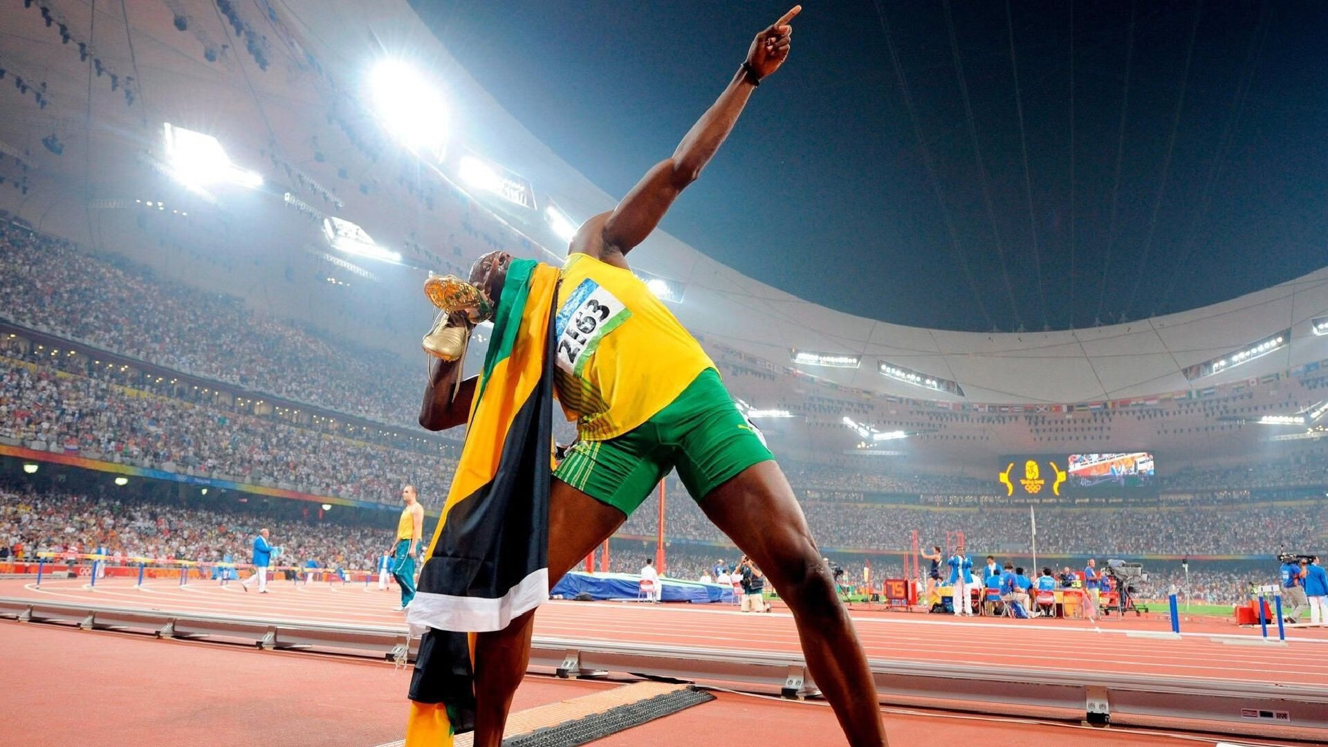 可爱！林诗栋穿海南队服出发全运会，像小芒果，球迷送苹果祝他平平安安